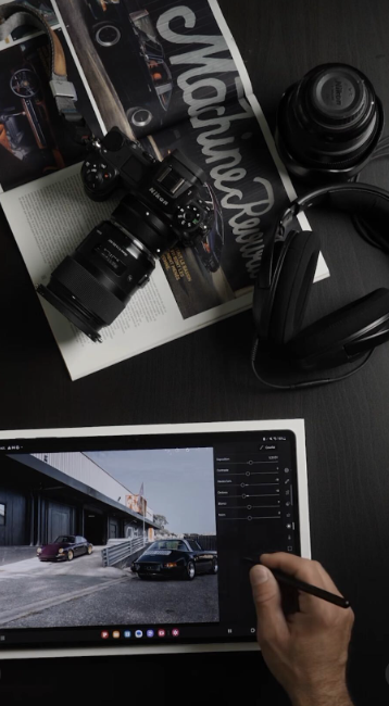 Créateur retouchant des photos sur une tablette Samsung Galaxy Tab