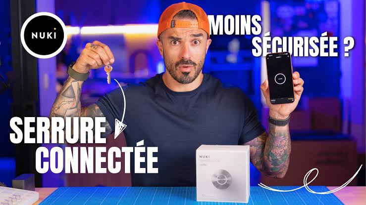 Créateur YouTube présentant la serrure connectée Nuki